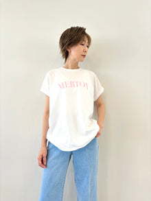  "MERTON" ロゴTシャツ